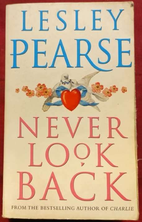 Never Look Back - Lesley Pearse - Softcover - 736 Pages