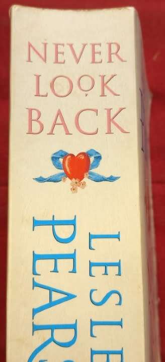 Never Look Back - Lesley Pearse - Softcover - 736 Pages
