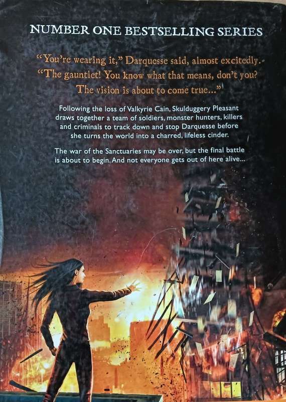 Skulduggery Pleasant - The Dying of the Light - Derek Landy - Large Softcover - 605 pages