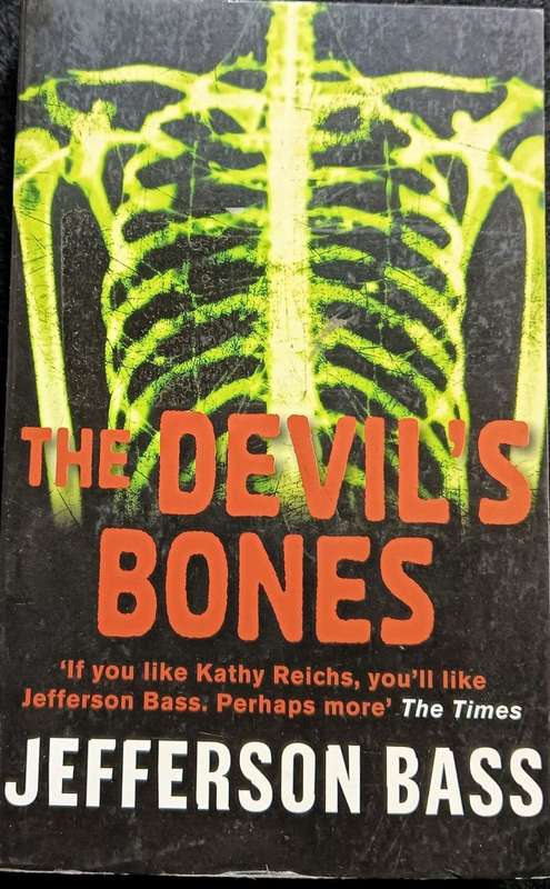 The Devil`s Bones - Jefferson Bass- Softcover - 315 pages