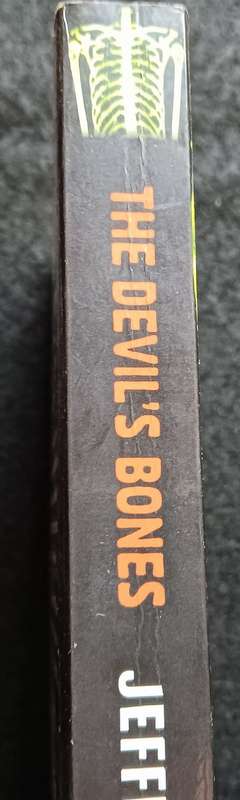 The Devil`s Bones - Jefferson Bass- Softcover - 315 pages