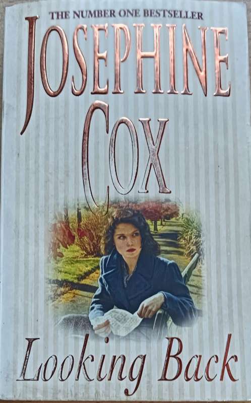 Looking Back - Josephine Cox - Softcover - 436 Pages