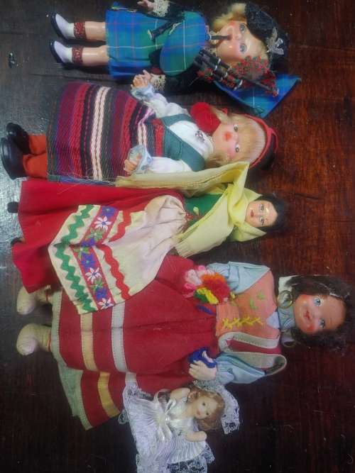 Nice set off collectible dolls no 1