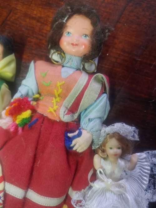Nice set off collectible dolls no 1