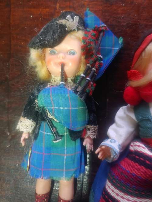 Nice set off collectible dolls no 1