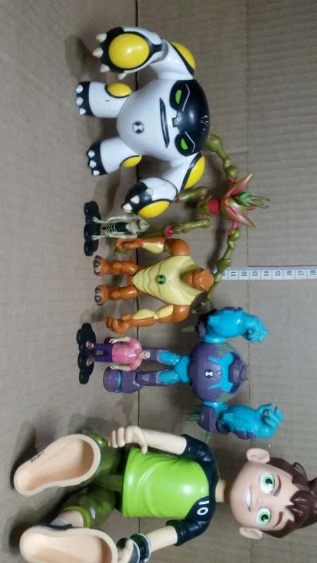 BEN 10 ACTION FIGURE LOT