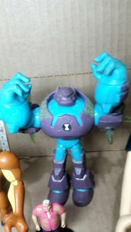 BEN 10 ACTION FIGURE LOT