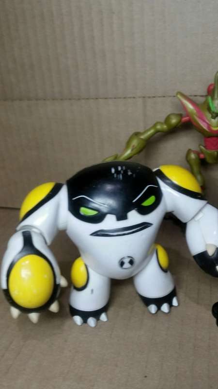 BEN 10 ACTION FIGURE LOT