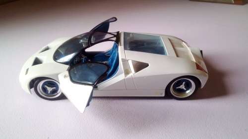 Maisto Ford GT90 1/18 Diecast Model car
