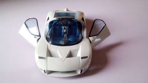 Maisto Ford GT90 1/18 Diecast Model car