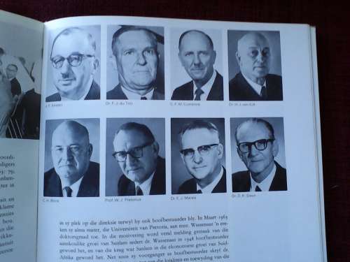 Uit die Volk Gebore: Sanlam se Eerste Vyftig Jaar deur JP Scannell. Groot formaat. H/B. 126 pp.
