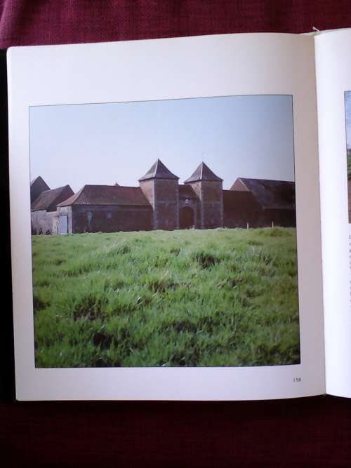 Hoeven op Land Gebouwd door Vic Goedseels and Luc Vanhaute. H/B. Groot formaat. 227 pp.