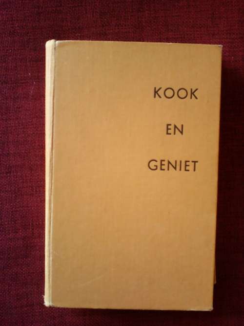 Kook en Geniet deur SJA de Villiers, 13de hersiene druk 1962, H/B sonder stofomslag. 551 pp.