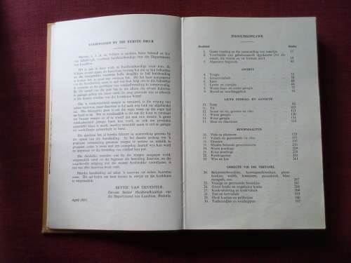 Kook en Geniet deur SJA de Villiers, 13de hersiene druk 1962, H/B sonder stofomslag. 551 pp.