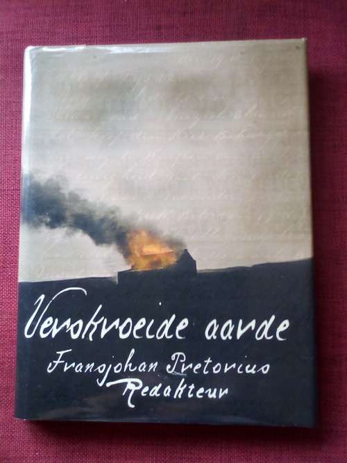Verskroeide Aarde, red Fransjohan Pretorius. 1ste uitg 2001. H/B met omslag. Groot formaat. 292 pp.
