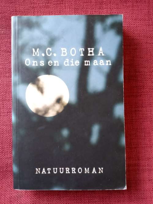 Ons en die Maan, ´n Natuurroman deur MC Botha. 1ste uitgawe 2007. Geteken. S/B. 288 pp.