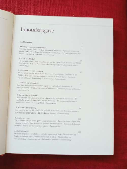 De Afrikanen: De Drievoudige Erfenis door Ali A Mazrui. 1ste uitgave 1998. H/B met omslag. 336 pp.