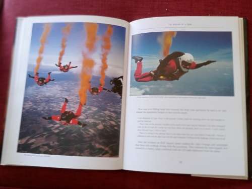 Paras: An Illustrated History of Britain´s Airborne Forces by David Reynolds. 1st 1998. H/C. 261 pp.
