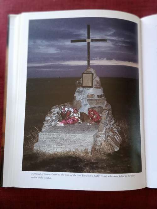 Paras: An Illustrated History of Britain´s Airborne Forces by David Reynolds. 1st 1998. H/C. 261 pp.