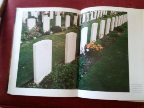 Paras: An Illustrated History of Britain´s Airborne Forces by David Reynolds. 1st 1998. H/C. 261 pp.