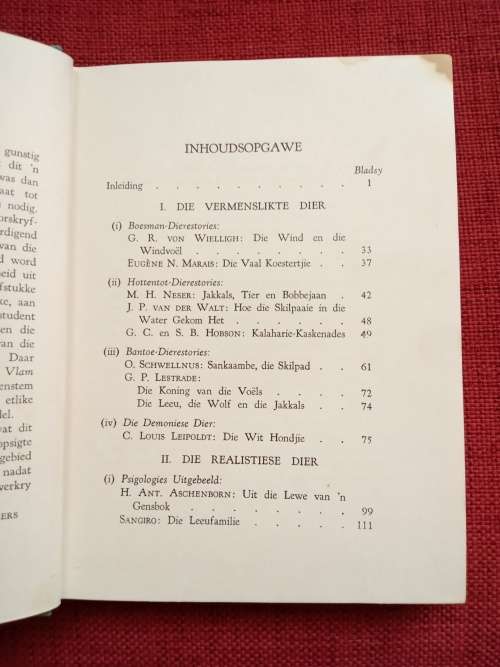 Die Afrikaanse Dierverhaal deur PJ & GS Nienaber. Tweede druk 1946. Hardeband. 193 pp.