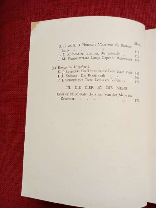Die Afrikaanse Dierverhaal deur PJ & GS Nienaber. Tweede druk 1946. Hardeband. 193 pp.