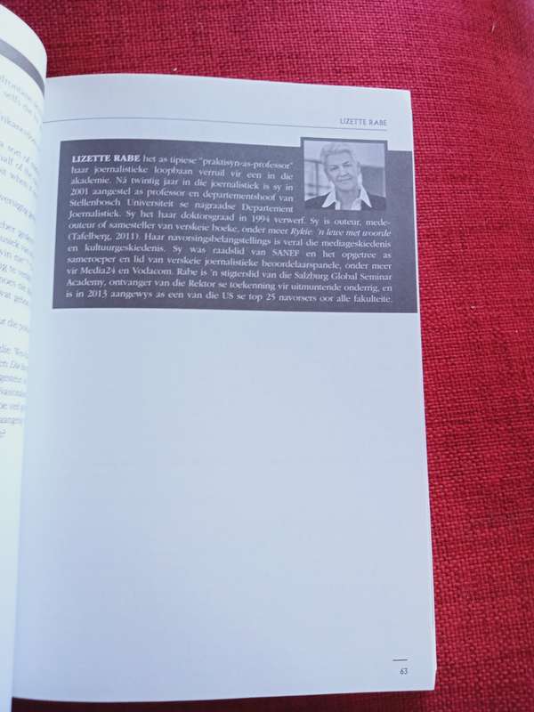 ´n Konstante Revolusie: Naspers, Media 24 en Oorgange. Eerste uitgawe 2015. Sagteband. 306 pp.
