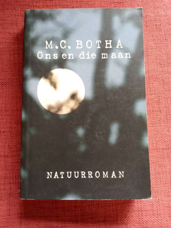 Ons en die Maan deur MC Botha: Natuurroman. Eerste uitgawe 2007. Sagteband. 288 pp. Geteken.