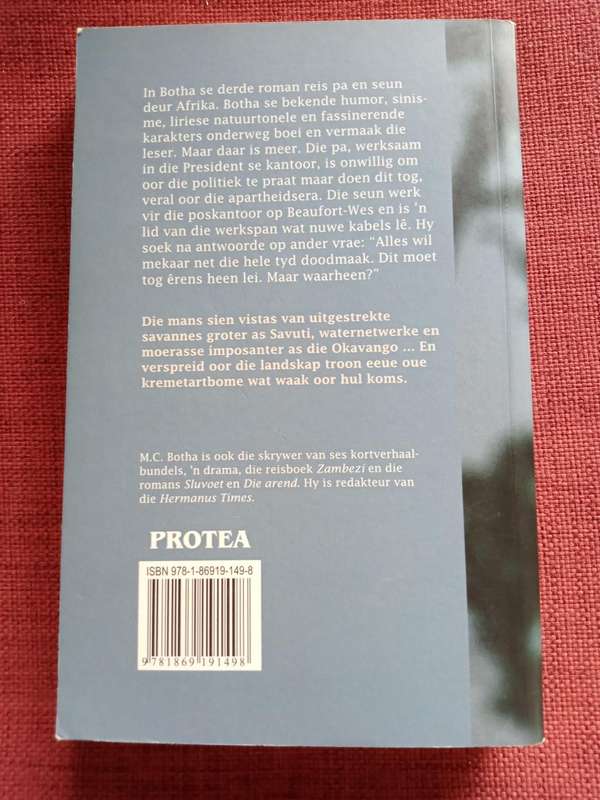 Ons en die Maan deur MC Botha: Natuurroman. Eerste uitgawe 2007. Sagteband. 288 pp. Geteken.