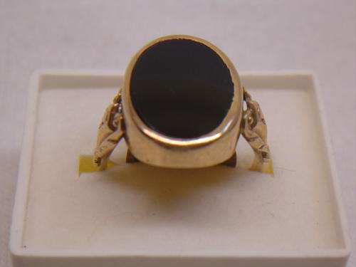 9 ct GOLD SIGNET ONYX RING