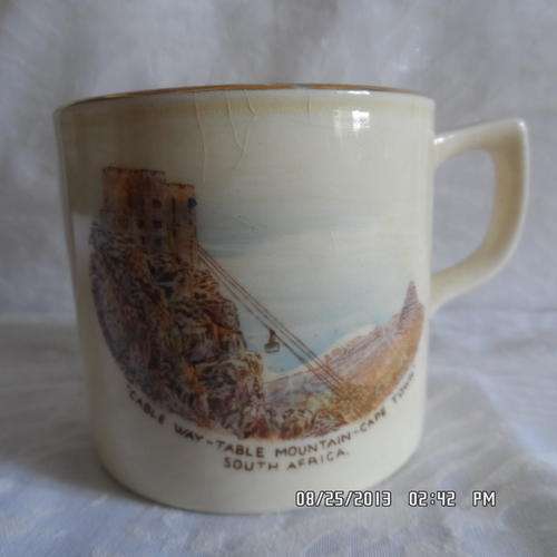 CROWN DEVON 'SOUVENIR TO CAPE TOWN,TABLE MOUNTAIN SERIES' MUG