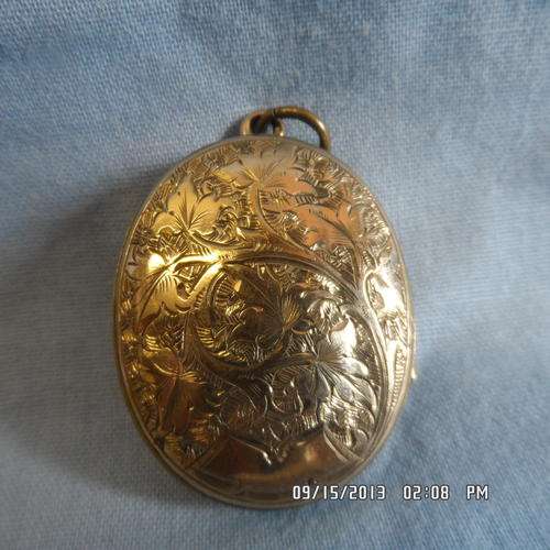 LOVELY VINTAGE GOLD PLATED HEIRLOOM LOCKET