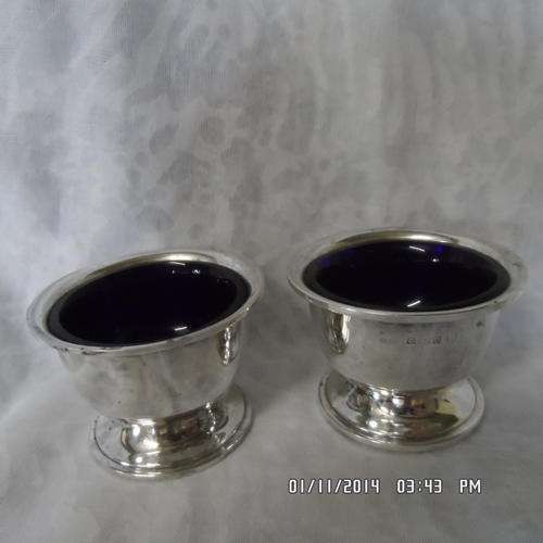 A GORGEOUS PAIR OF HALLMARKED SILVER SALTS WITH INNERS.