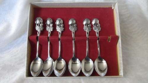 AN UNUSUAL SET OF ROSE PATTERNED TEASPOONS.