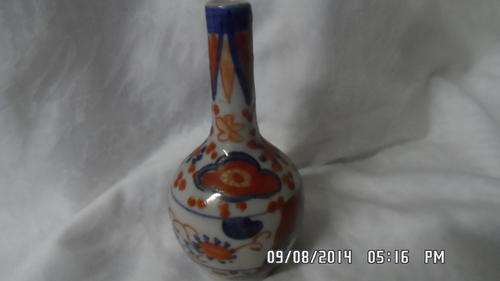 UNUSUAL MINATURE HANDPAINTED IMARI VASE.