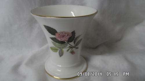 WEDGEWOOD 'HATHAWAY ROSE' POSY VASE..