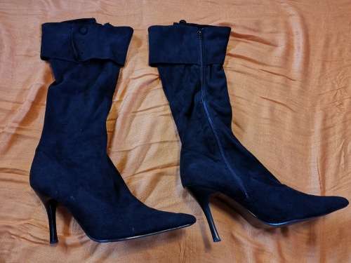 Gorgeous black knee-high suede boots size 7