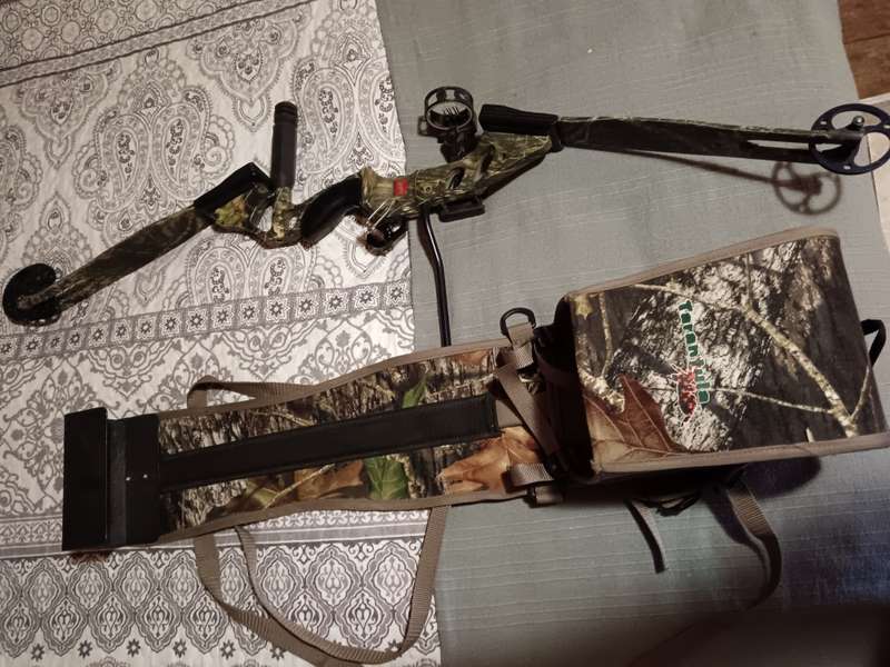 PSE Spyder Compound Bow and Taruntula Quiver