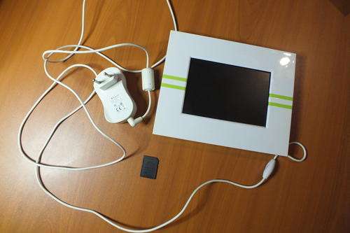 Parrot Photo Viewer 7" Photo Frame White with Charger
