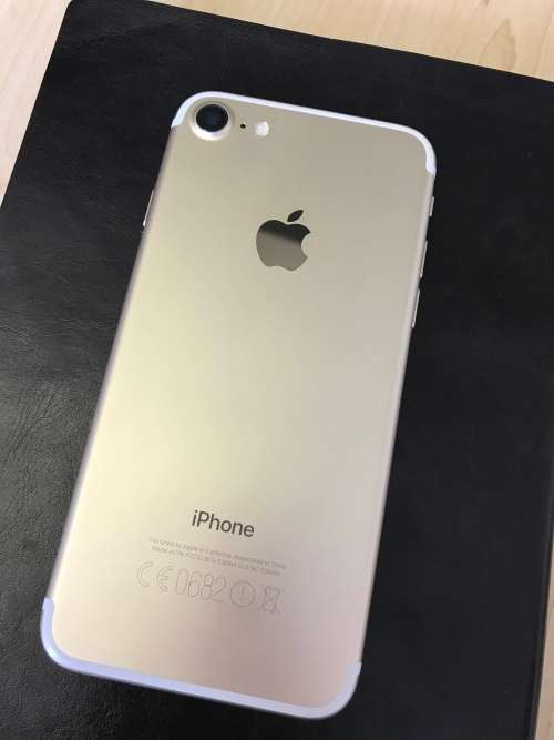 iPhone 7 Gold 32GB (excellent condition - used 3 months)
