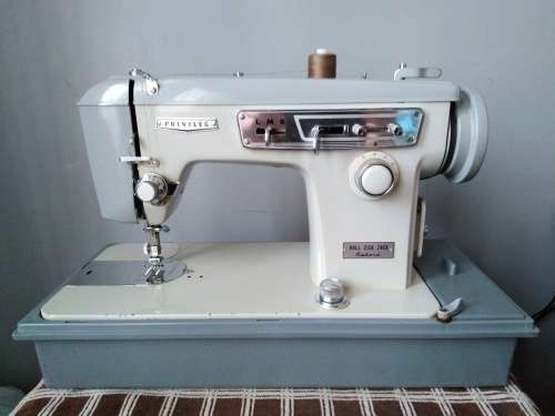 GERMAN VINTAGE SEWING MACHINE - PRIVILEG - VOLL ZICK ZACK" - EXCELLENT CONDITION **FINAL CLEARANCE**