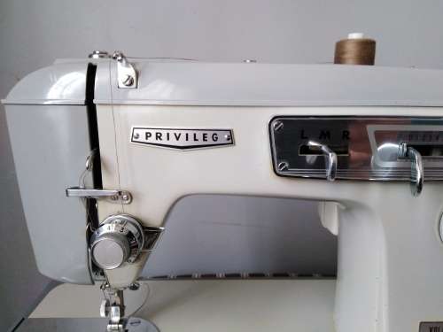 GERMAN VINTAGE SEWING MACHINE - PRIVILEG - VOLL ZICK ZACK" - EXCELLENT CONDITION **FINAL CLEARANCE**