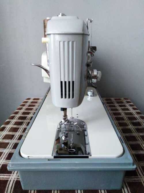 GERMAN VINTAGE SEWING MACHINE - PRIVILEG - VOLL ZICK ZACK" - EXCELLENT CONDITION **FINAL CLEARANCE**