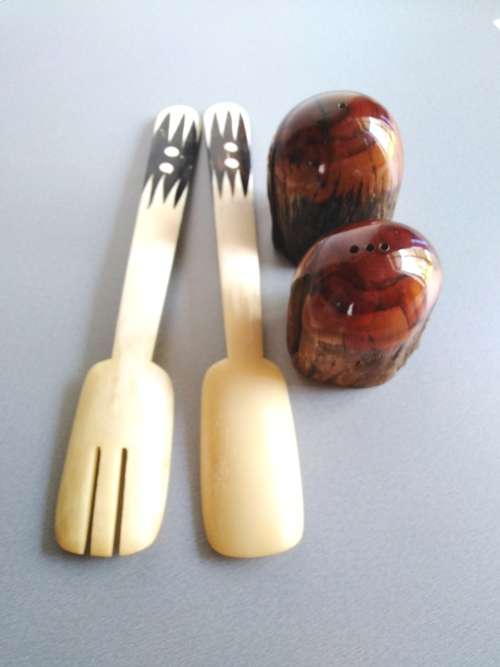 Olive Wood Salt and Pepper Shackers + Salad Servers made of Bone in excellent Condition