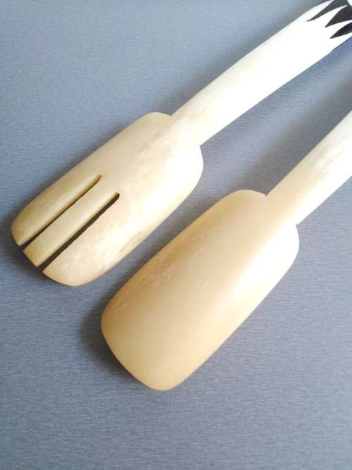 Olive Wood Salt and Pepper Shackers + Salad Servers made of Bone in excellent Condition