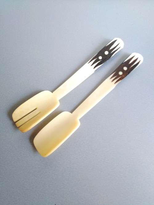 Olive Wood Salt and Pepper Shackers + Salad Servers made of Bone in excellent Condition