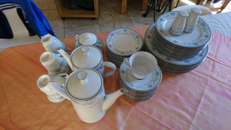 Noritake dinner set