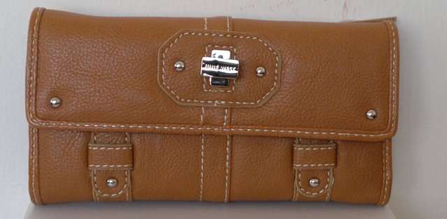 ***100% A U T H E N T I C ***  Nine West Wallet City Bound