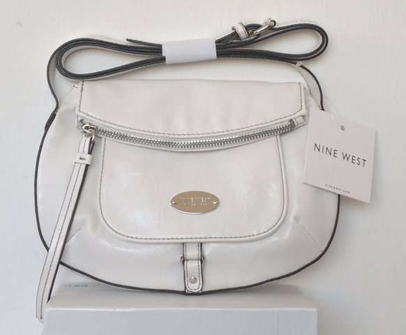 ***100% A U T H E N T I C ***  Nine West Flappy