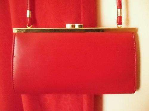 REDUCED FOR MAZANDI1! VINTAGE RED HANDBAG